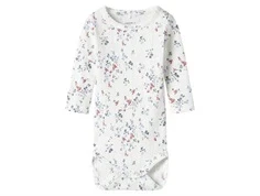 Hvid langærmet baby body med blåt og rødt blomsterprint fra Name It 13241122 cloud dancer